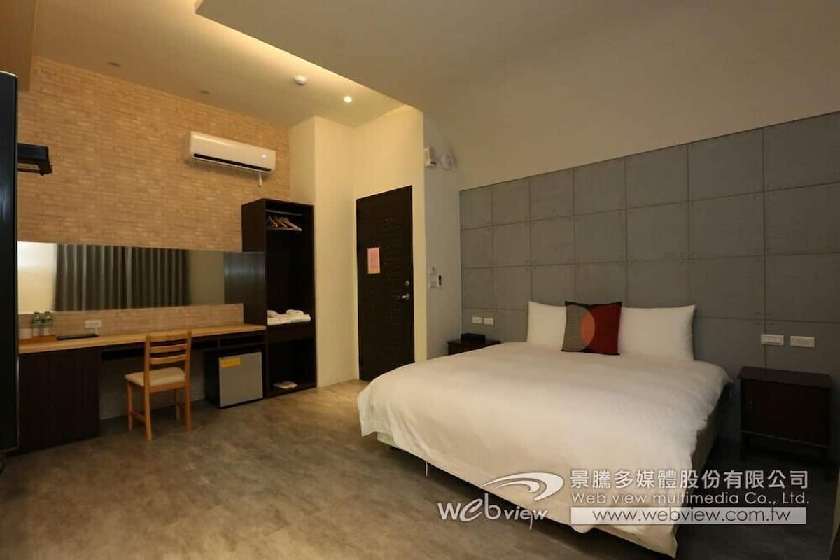 ห้องโรแมนติกดับเบิล, เตียงควีนไซส์ 1 เตียง, ปลอดบุหรี่ | ผ้าปูที่นอนฝ้ายอียิปต์, เครื่องนอนระดับพรีเมียม, ผ้านวมขนเป็ด, โต๊ะทำงาน