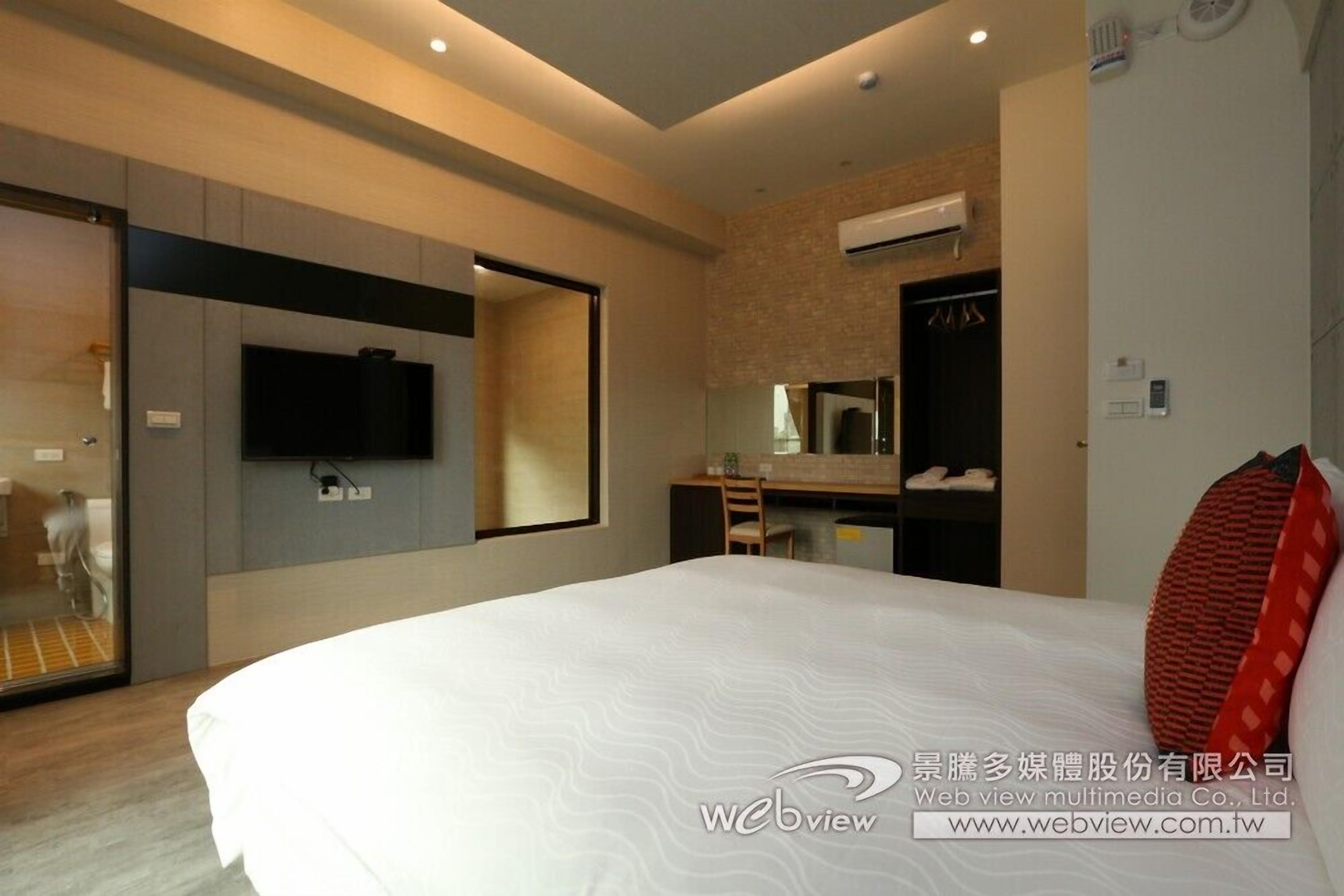 romantic double room, 1 queen bed, non smoking | egyptian cotton sheets, premium bedding, down duvets, desk