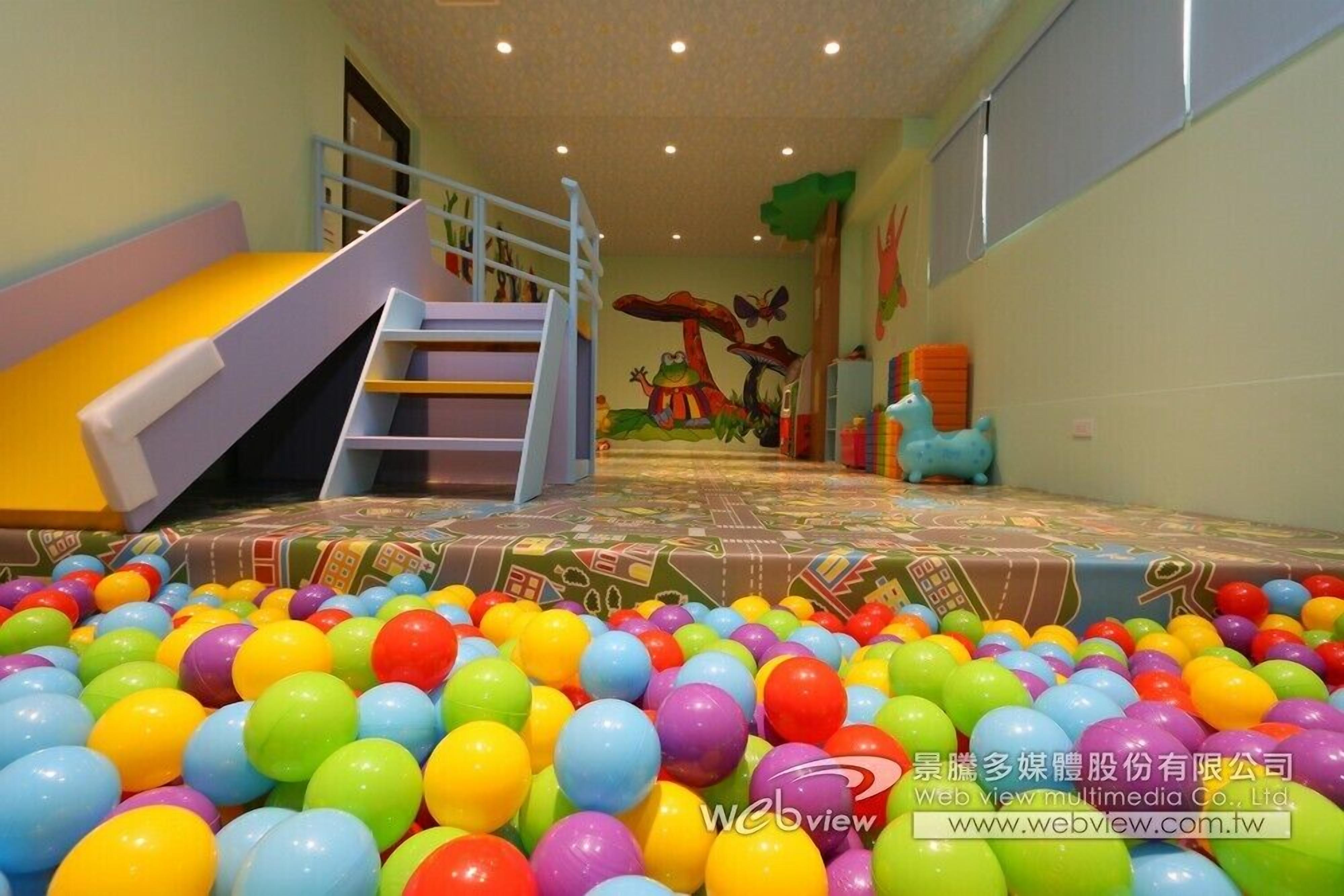 family quadruple room, 2 queen beds, non smoking | egyptian cotton sheets, premium bedding, down duvets, desk