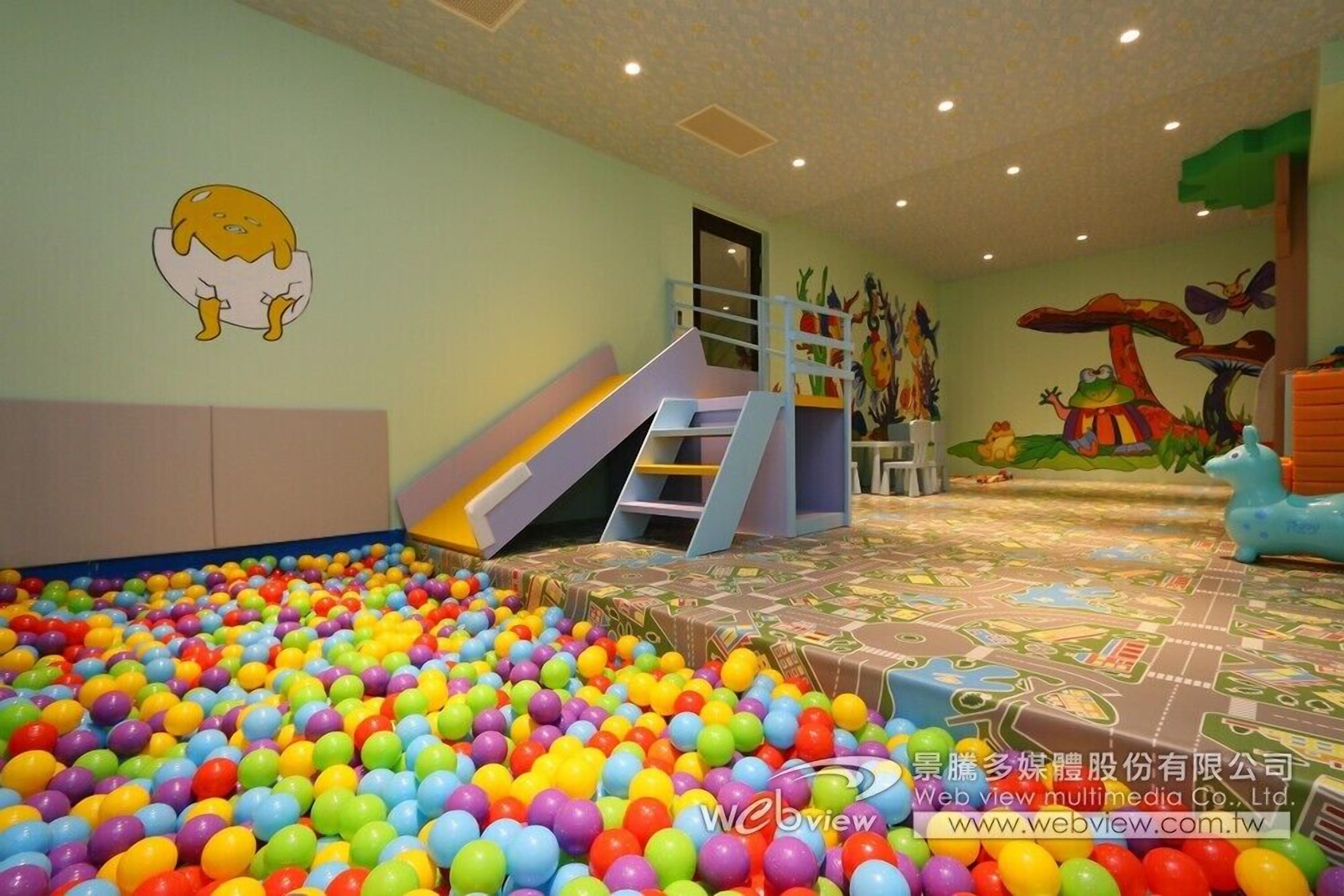 family quadruple room, 2 queen beds, non smoking | egyptian cotton sheets, premium bedding, down duvets, desk