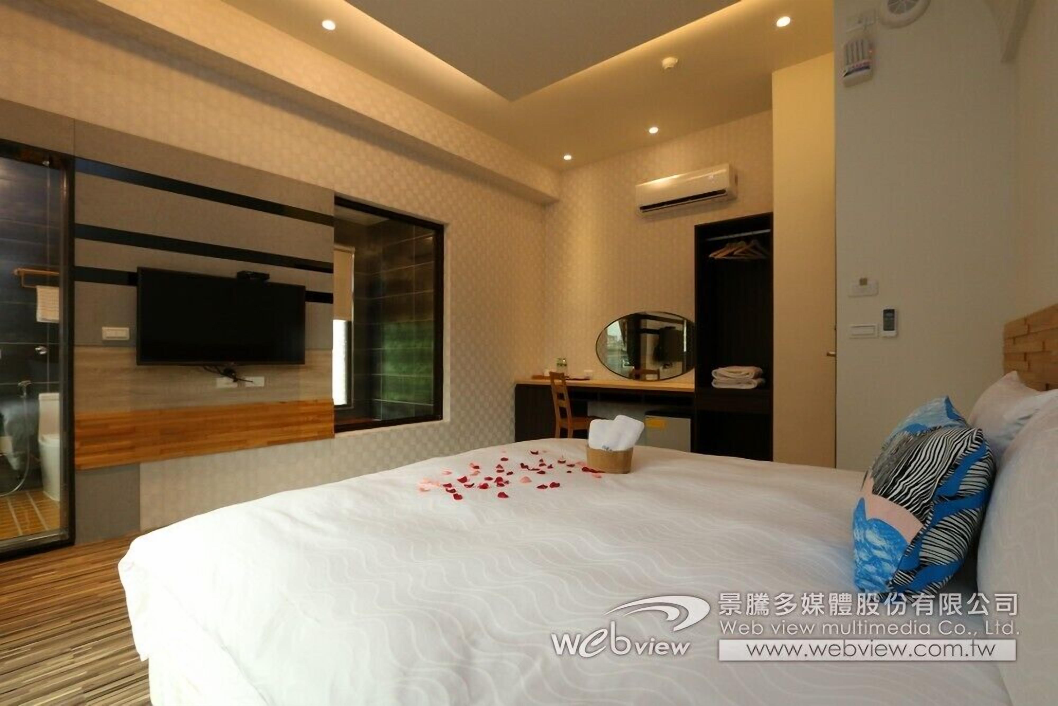 romantic double room, 1 queen bed, non smoking | egyptian cotton sheets, premium bedding, down duvets, desk