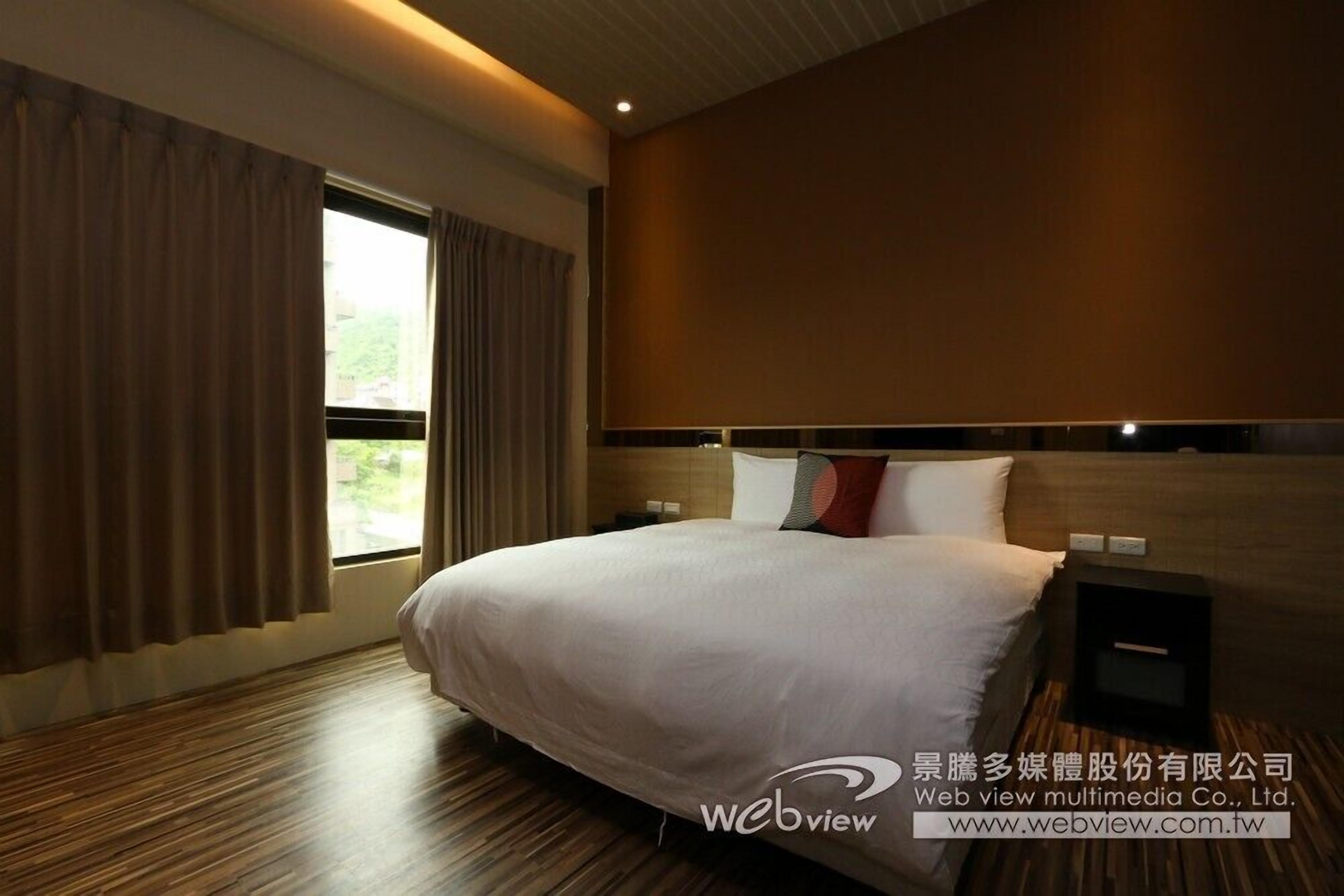 senior double room, 1 queen bed, non smoking | egyptian cotton sheets, premium bedding, down duvets, desk