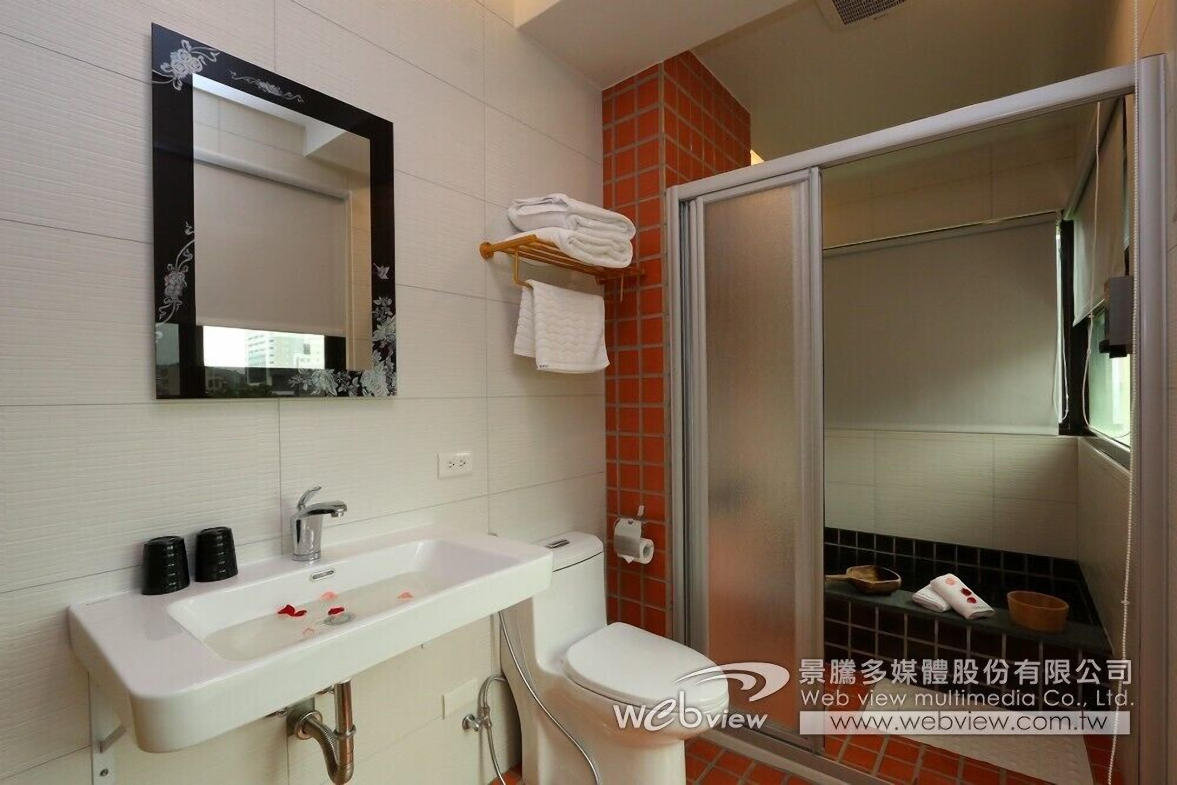 senior double room, 1 queen bed, non smoking | egyptian cotton sheets, premium bedding, down duvets, desk