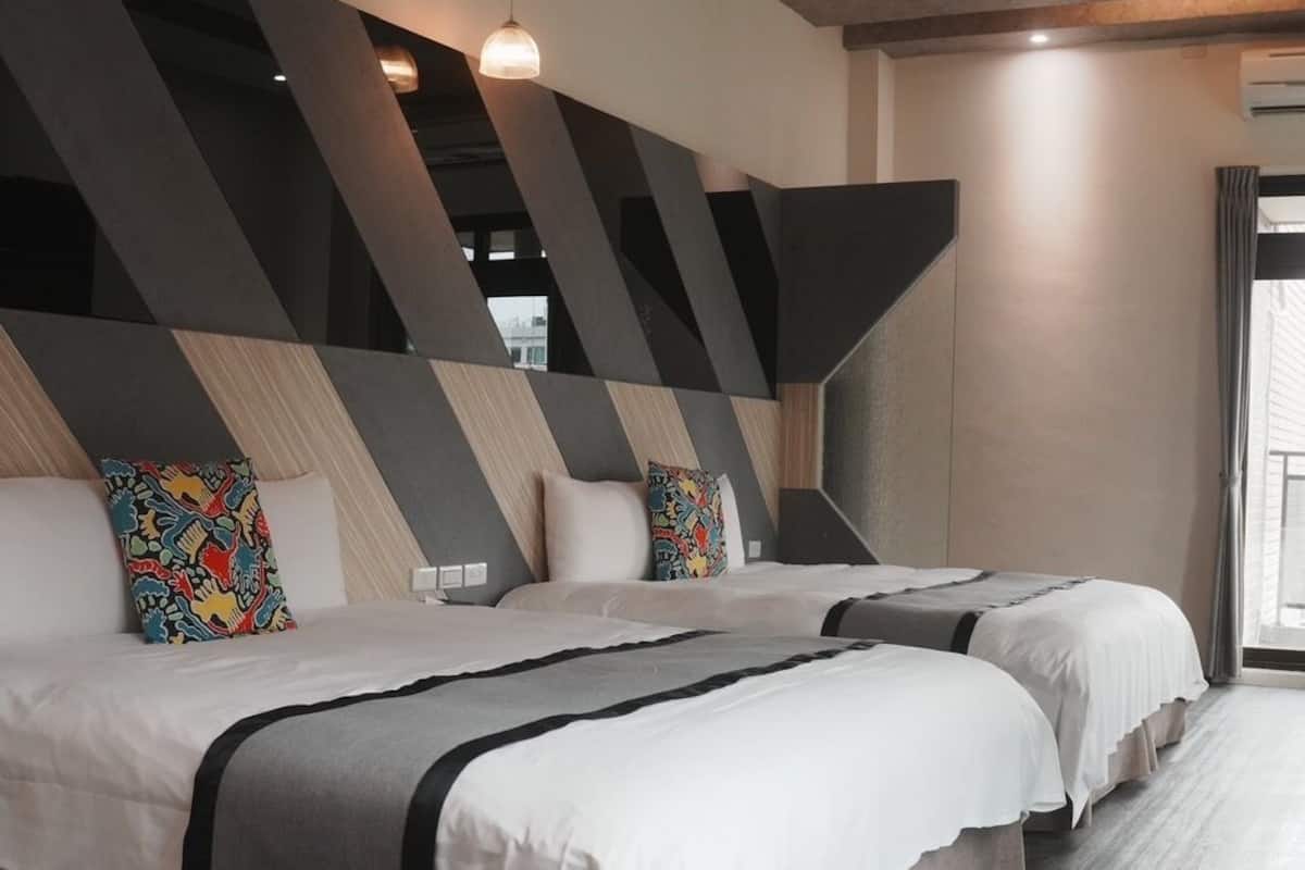 ห้องแฟมิลี่สำหรับสี่ท่าน, เตียงควีนไซส์ 2 เตียง, ปลอดบุหรี่ | ผ้าปูที่นอนฝ้ายอียิปต์, เครื่องนอนระดับพรีเมียม, ผ้านวมขนเป็ด, โต๊ะทำงาน