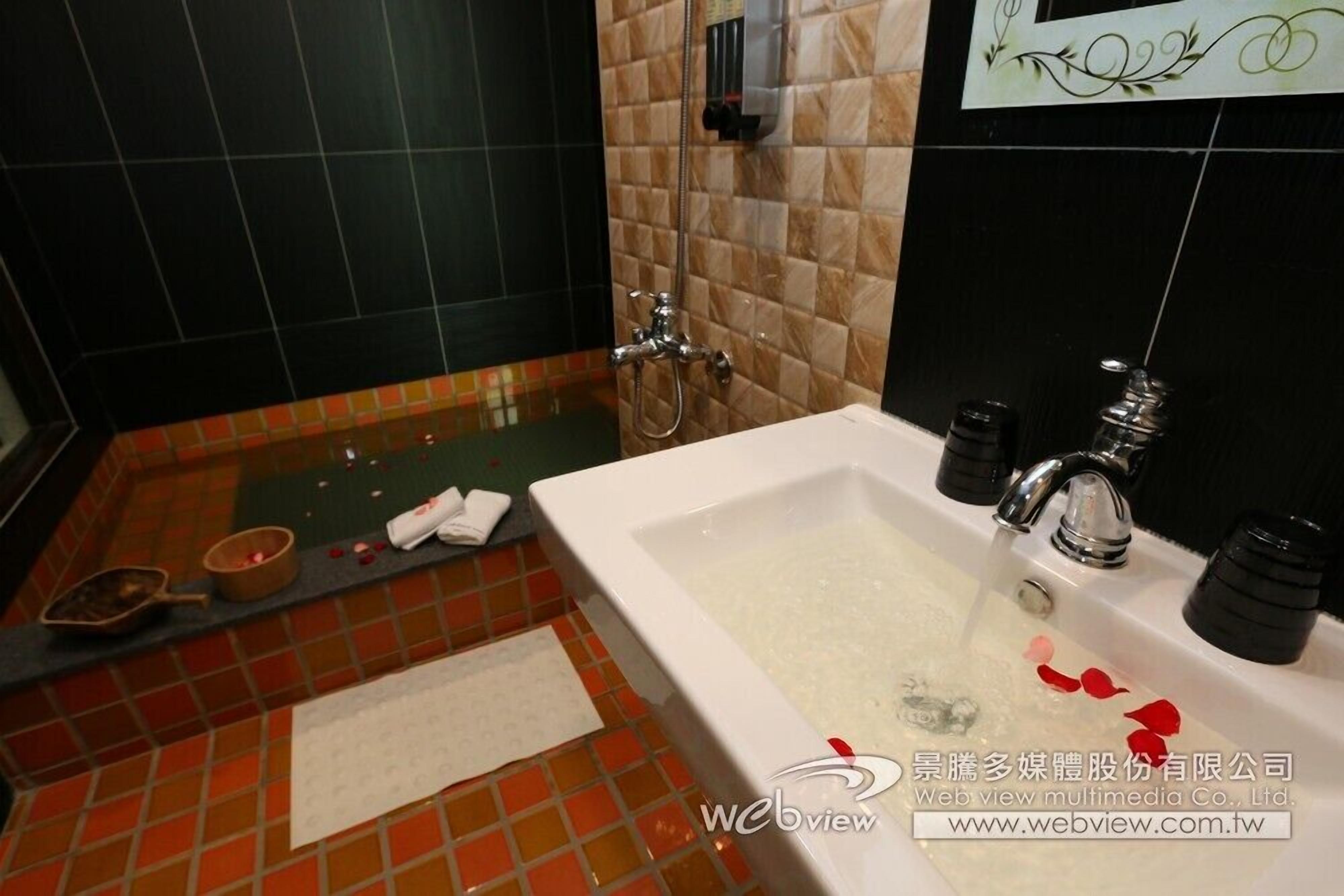 deluxe double room, 1 queen bed, non smoking | bathroom | free toiletries, hair dryer, slippers, towels