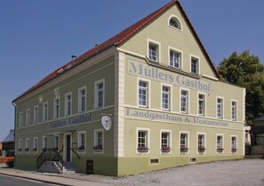 A building with the sign "Müllers Gasthof Landgasthaus & Restauration" indicating it is a restaurant and accommodation. - Hotel & Pension Müllers Gasthof (Radeberg)