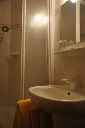 Suite, Private Bathroom | Bathroom - Hotel & Pension Müllers Gasthof (Radeberg)