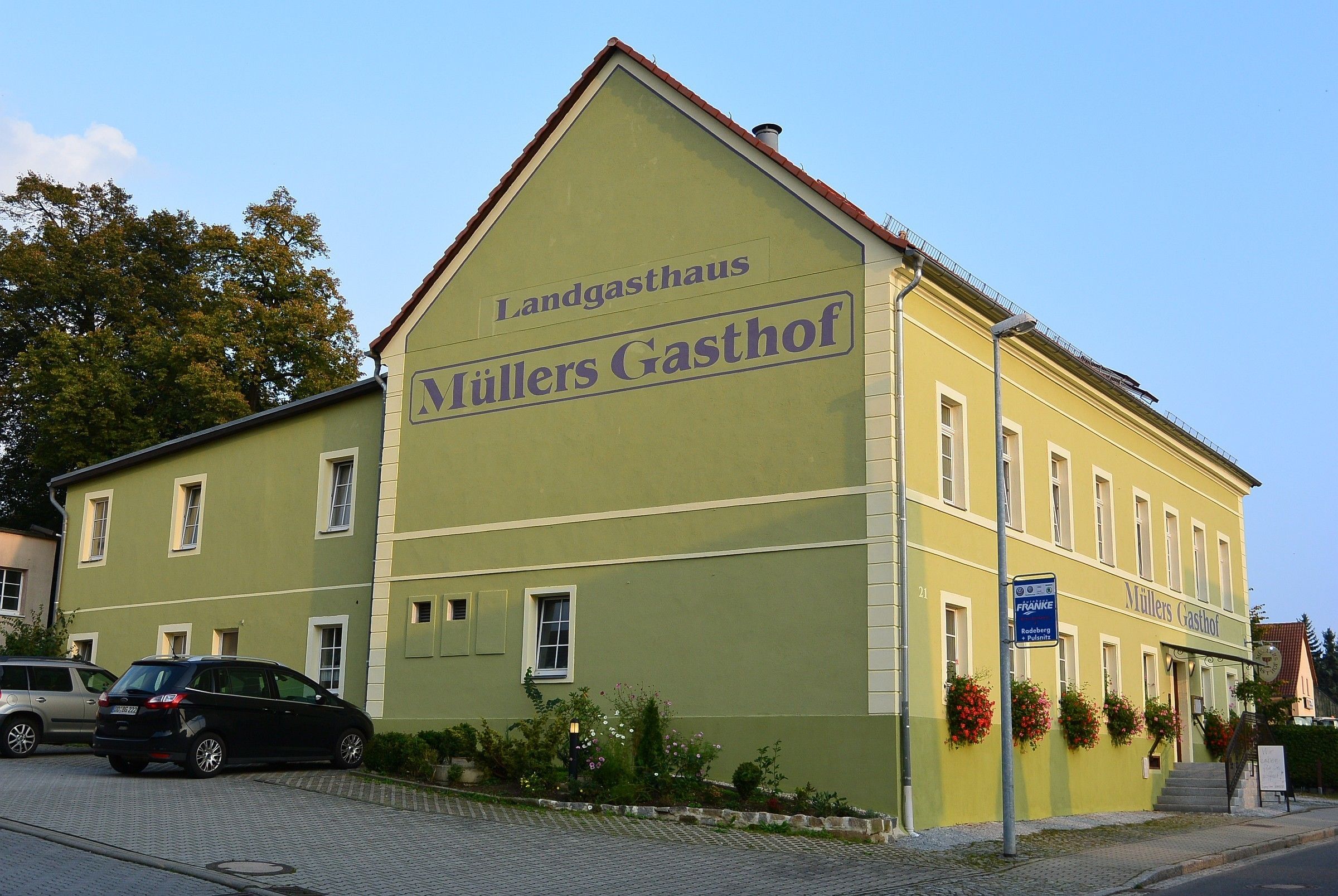 A building with a sign reading "Landgasthaus Müllers Gasthof" and a blue sign indicating "FRANKE Restaurant."