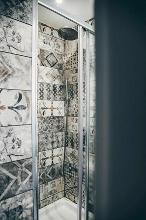 Basic Double Room | Bathroom | Shower, rainfall showerhead, free toiletries, hair dryer - Spagna Rooms (Rome)