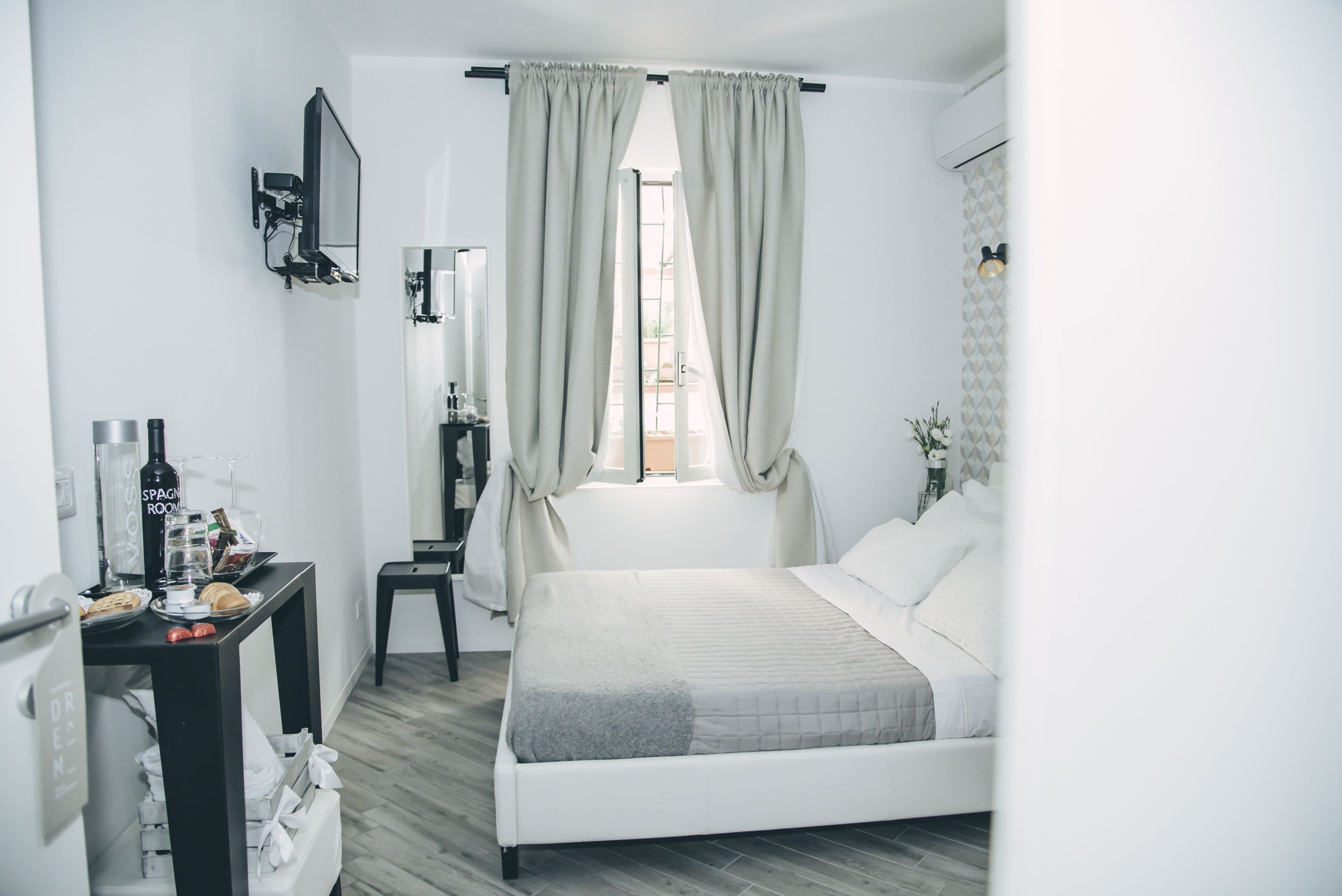 Basic-Doppelzimmer | Hochwertige Bettwaren, Daunenbettdecken, Minibar, Verdunkelungsvorhänge