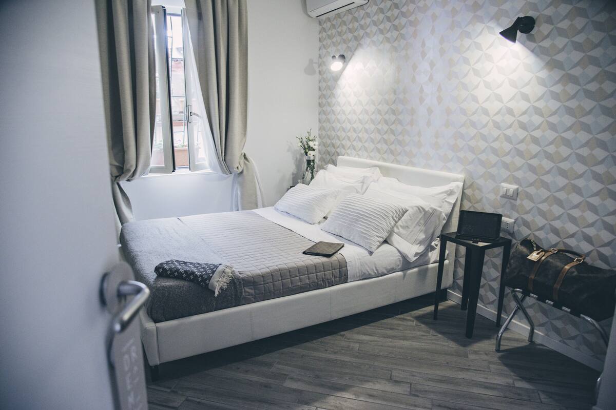 Basic-Doppelzimmer | Hochwertige Bettwaren, Daunenbettdecken, Minibar, Verdunkelungsvorhänge