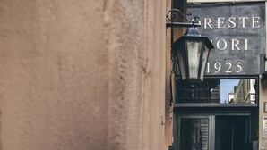 A building facade with a sign that reads "RESTE NORI 1925". - Spagna Rooms (Rome)