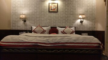 Deluxe Double Room | In-room safe, iron/ironing board, free WiFi, bed sheets