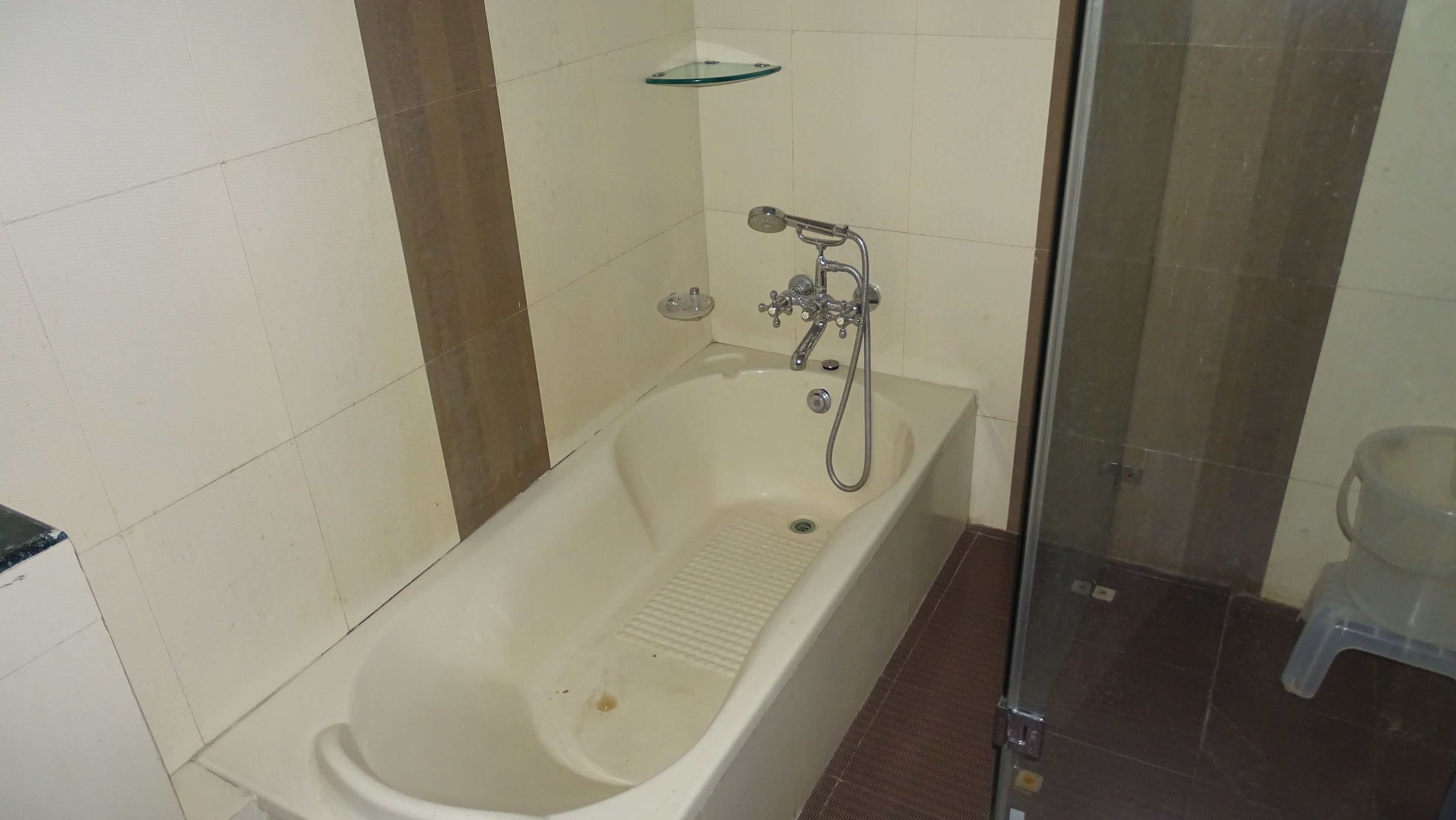 Habitació doble Deluxe | Bany | Dutxa, sabatilles i tovalloles 