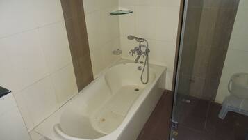 Deluxe Double Room | Bathroom