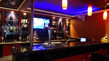 2 bars/lounges