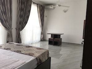 4 habitaciones y tabla de planchar con plancha 