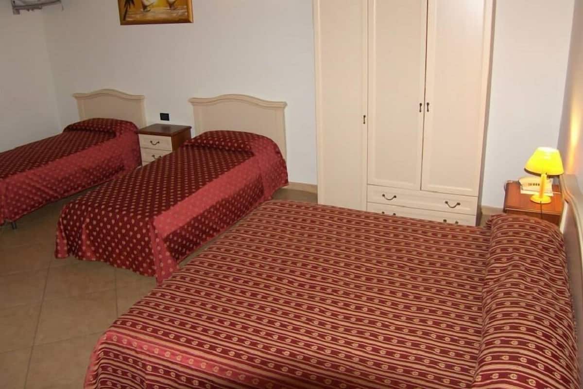 Quadruple Room | Minibar, desk, WiFi (free), bed sheets