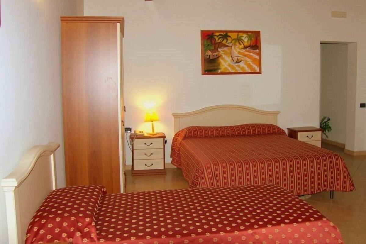 Minibar, desk, WiFi (free), bed sheets