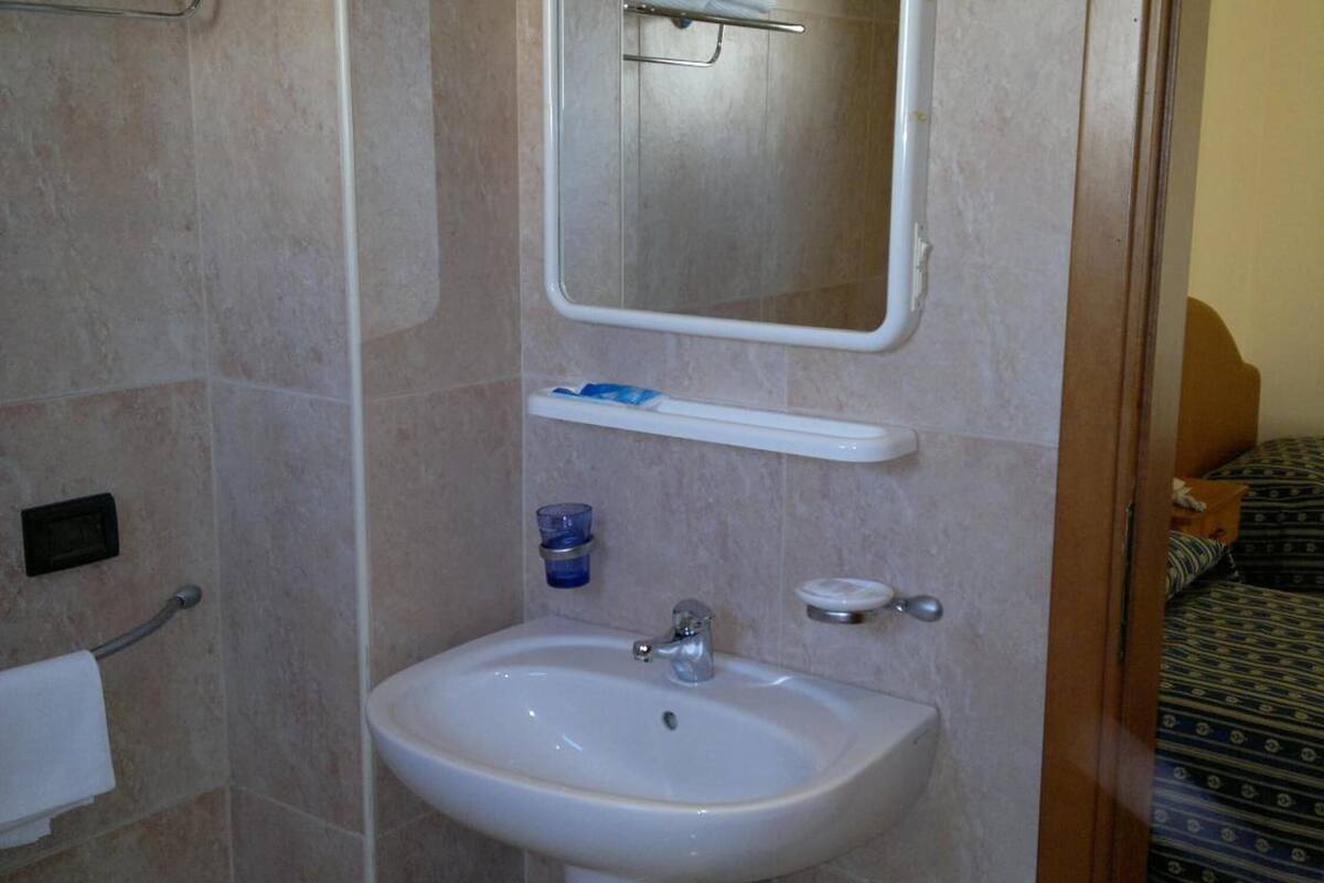 shower, free toiletries, hair dryer, bidet