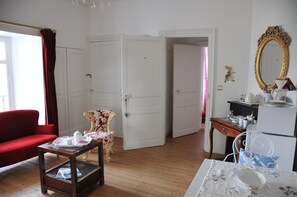 Suite Elite, 1 habitación, cocineta, vista al parque | Área de sala de estar | Chimenea