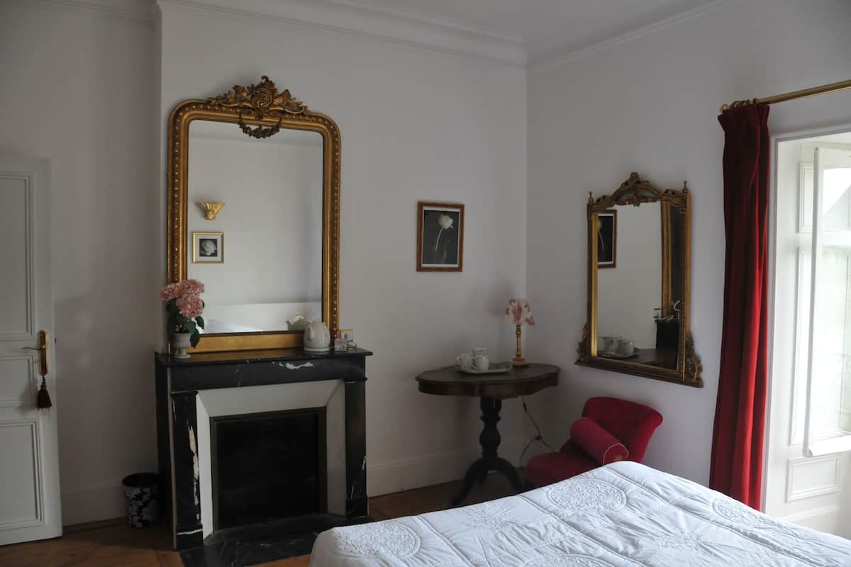 Luxe appartement, 1 slaapkamer, koelkast & magnetron, uitzicht op park | Luxe beddengoed, een laptopwerkplek, verduisterende gordijnen