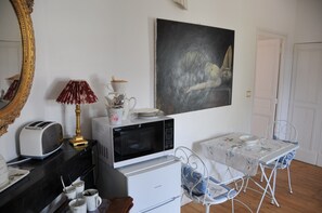 Suite Elite, 1 habitación, cocineta, vista al parque | Cocina privada | Refrigerador con congelador, cafetera y tetera y tetera eléctrica