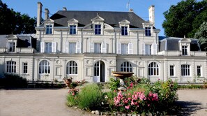 Front of property - Château de la Chaussée (Brain-sur-Allonnes)