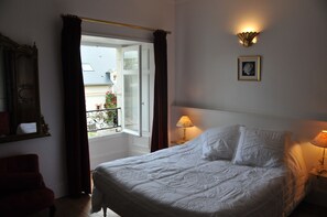 Suite Deluxe, 1 habitación, cocineta, vista al parque | Ropa de cama de alta calidad y decoración personalizada