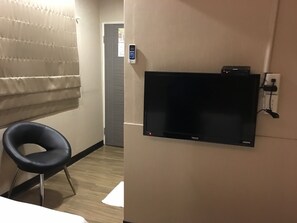 Standaard vierpersoonskamer | Een bureau, verduisterende gordijnen, gratis wifi, beddengoed
