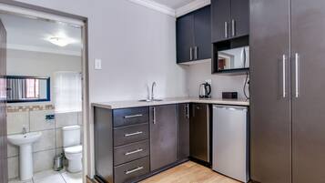 Elite Room | Private kitchenette | Fridge, microwave, electric kettle