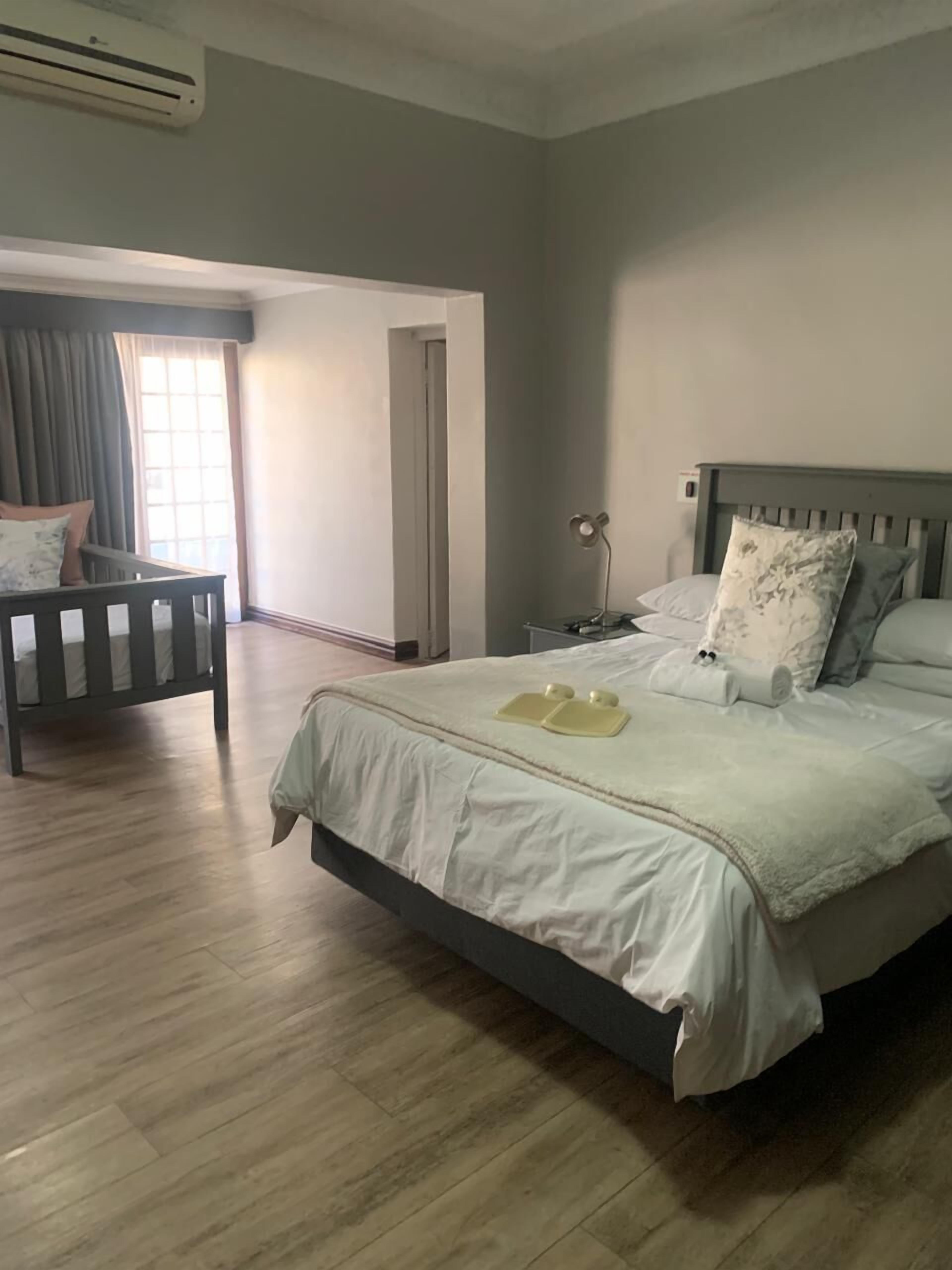 Une chambre à coucher avec un lit, une table de chevet et une chaise.