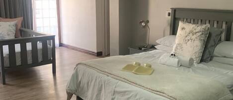 Une chambre à coucher avec un lit, une table de chevet et une chaise.