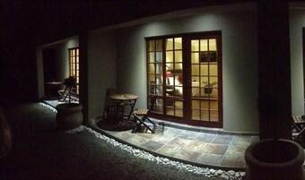 Fachada da propriedade à noite