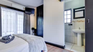 Habitación doble estándar, 1 cama matrimonial | Caja de seguridad en la habitación y cortinas blackout