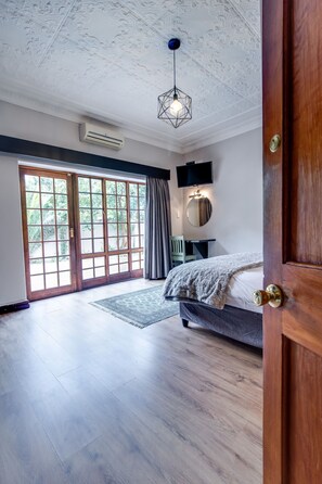 Chambre exĂ©cutive, 1 grand lit | Coffre-fort, rideaux dâobscurcissement, fer et planche Ă repasser