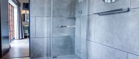 Chambre exécutive, 1 grand lit | Douche de la salle de bain