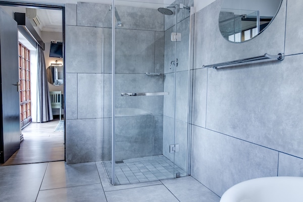 Rom – executive, 1 queensize-seng | Dusj på badet