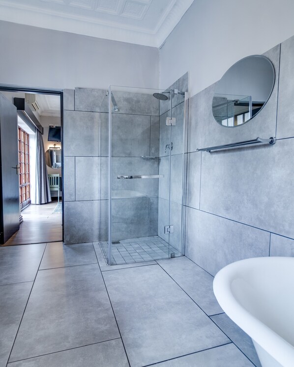Chambre exécutive, 1 grand lit | Douche de la salle de bain