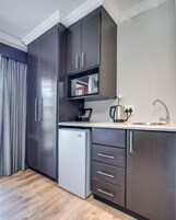 Elite Room | Private kitchenette | Fridge, microwave, electric kettle