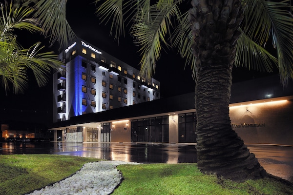 Voorkant accommodatie - avond/nacht