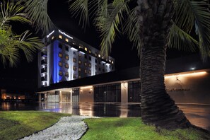 住宿正面 - 傍晚/夜晚