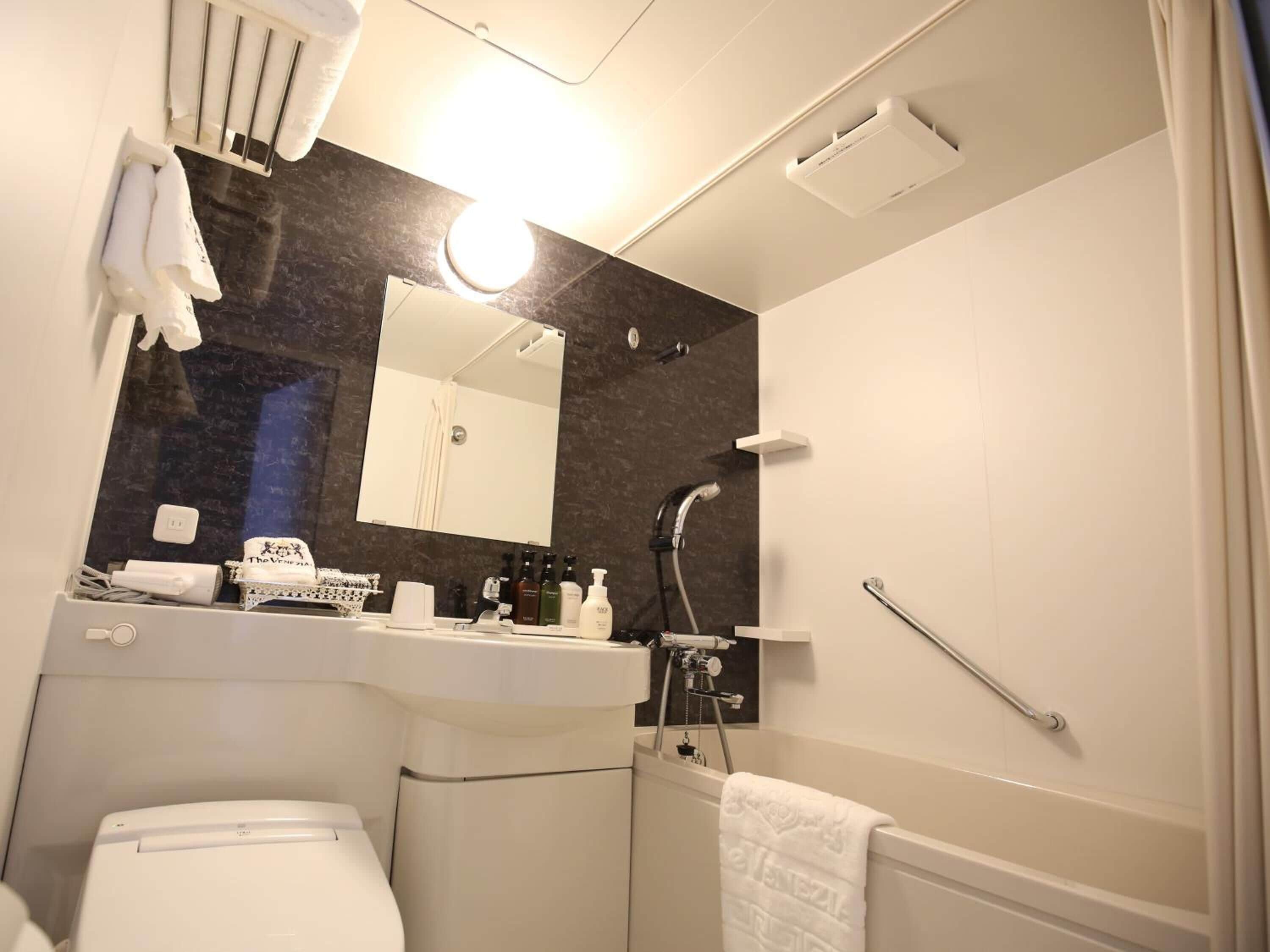 combined shower/bathtub, deep-soaking bathtub, free toiletries