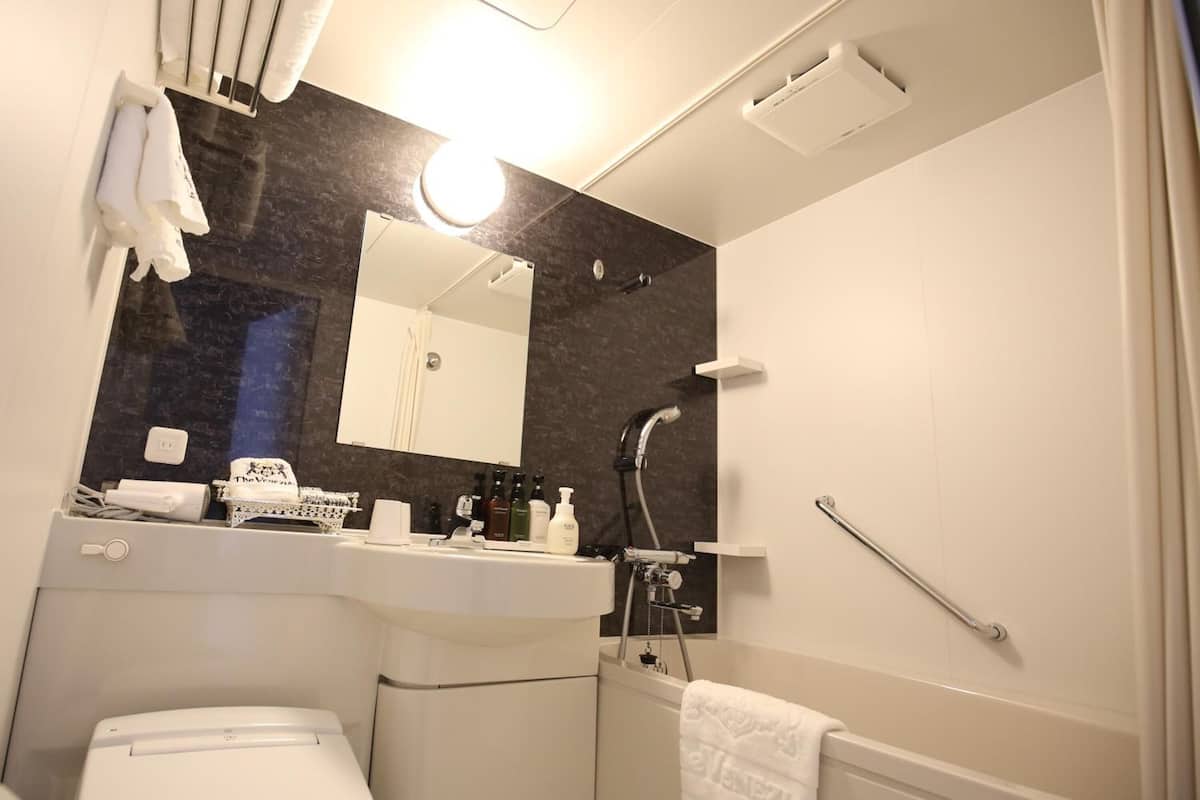 combined shower/bathtub, deep-soaking bathtub, free toiletries