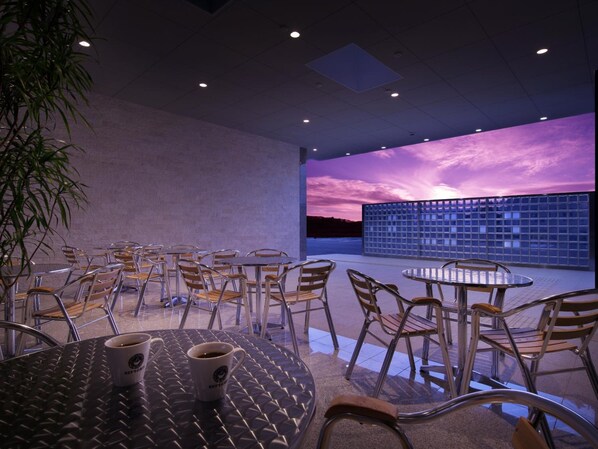 供应午餐和晚餐，日本菜