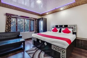 ห้องแฟมิลี่ | เครื่องนอนระดับพรีเมียม, โต๊ะทำงาน, Wi-Fi ฟรี, ผ้าปูที่นอน