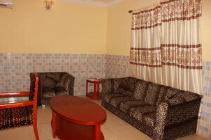 Quarto real, 1 cama King, para não fumantes | Escrivaninha, espaço de trabalho para notebook, Wi-Fi de cortesia