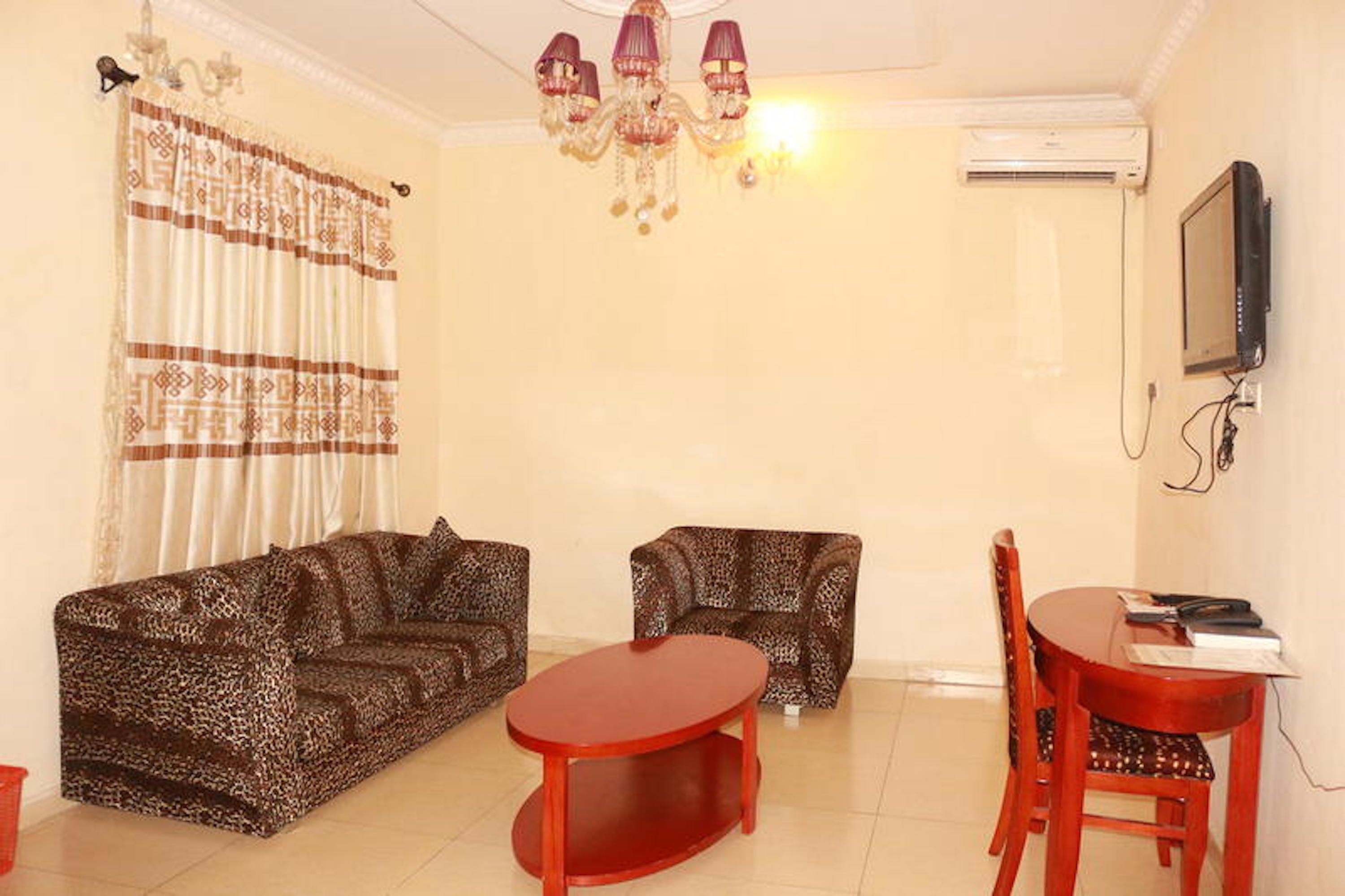 Royal Suite, 1 King Bed, Non Smoking | Desk, laptop workspace, free WiFi, bed sheets