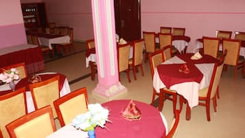 Se sirven desayunos, comidas, cenas y cocina local e internacional