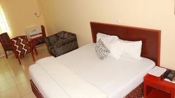 Escritorio, espacio para trabajar con laptop y wifi gratis